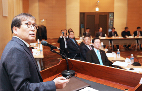 '중소기업 혁신생태계확산위원회(공동위원장 박성택·김광두)'는 23일 중소기업중앙회 본관 2층 대회의실에서 김광두 위원장을 비롯한 30여명의 위원이 참여한 가운데 제1차 전체회의를 개최했다.  중소기업중앙회 제공